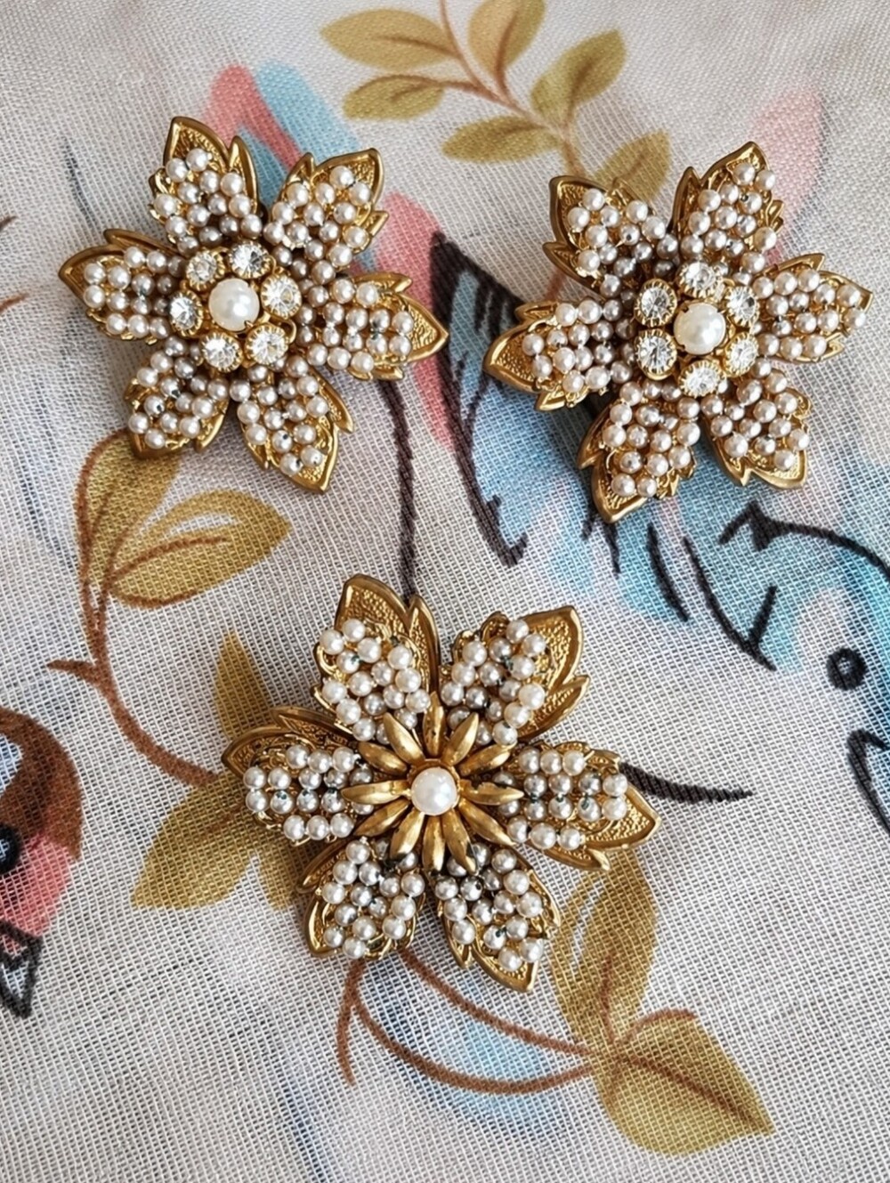 JANNY Vintage Wired Pearls Demi Parure Golden Faux Pearls Clip Earrings & Brooch